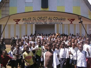 photo of children in front of the Eglise Du Christ au Congo building